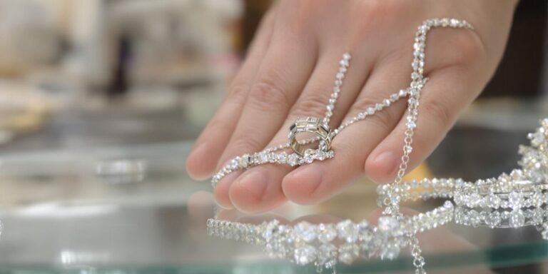 Le Crédit Municipal accepte-t-il les bijoux en argent ou en platine