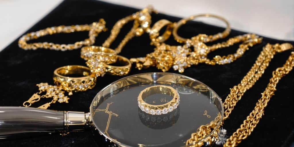 Dois-je faire expertiser mes bijoux en or avant de les vendre aux enchères