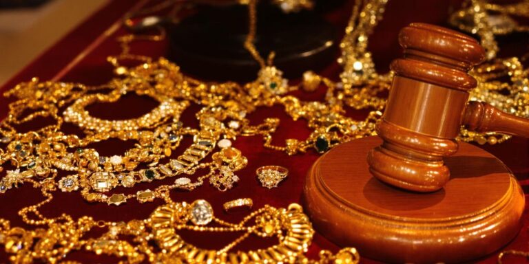Dois-je payer des impôts sur les revenus de la vente de mes bijoux en or aux enchères