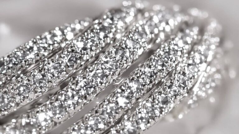 Les bijoux en or blanc nécessitent-ils un entretien régulier