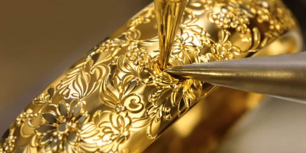 Graver des motifs sur des bijoux en or