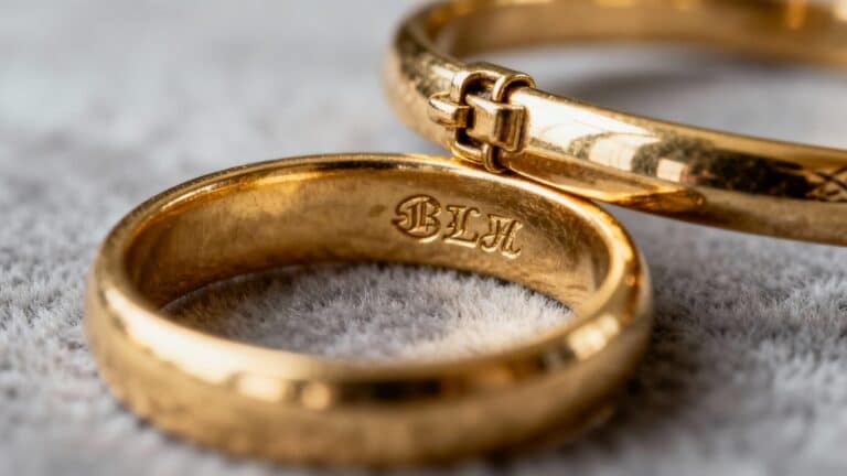Reconnaître un bijou en or véritable vs contrefaçon
