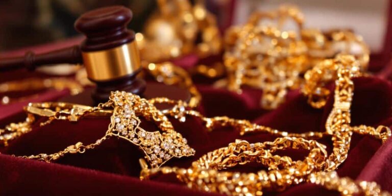 Vente publique vs privée bijoux en or