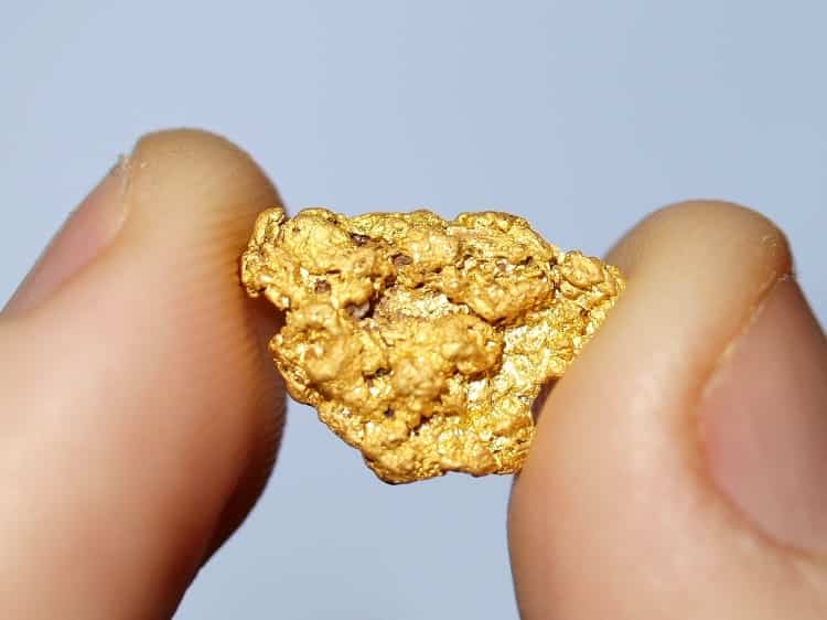 Pépite d’or dans une main
