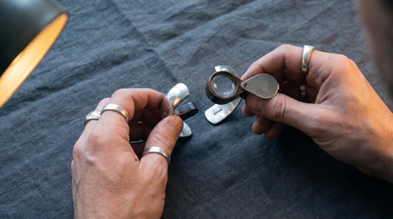 Comment reconnaître l’argent : 6 méthodes fiables (poinçons, aimant, densité)