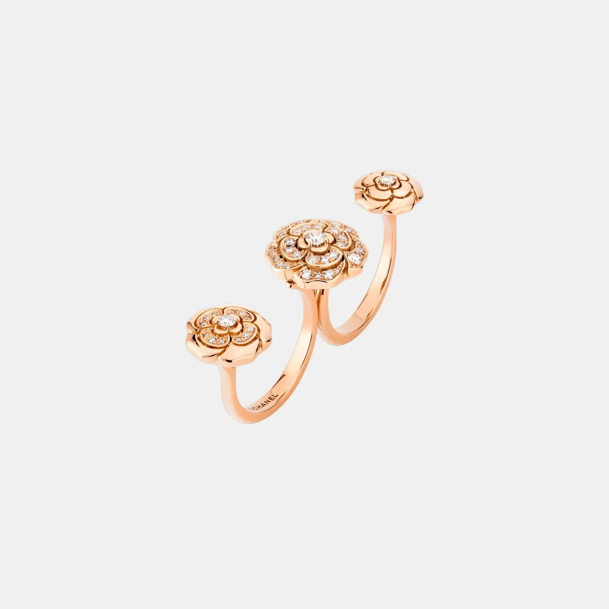Bague Camélia Chanel en or rose, diamant
