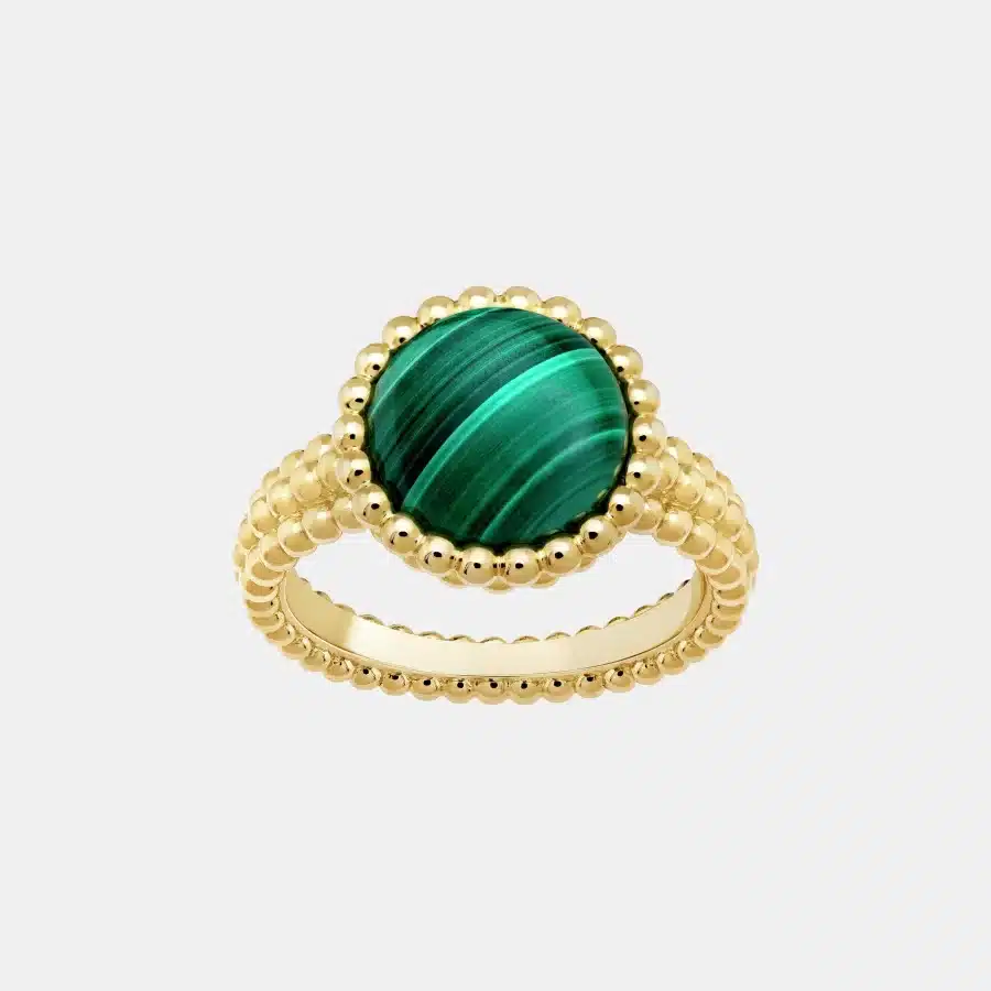 Bague Perlée Van Cleef & Arpels en or jaune, malachite — photographie du modèle, cote d’occasion GOLDMARKET