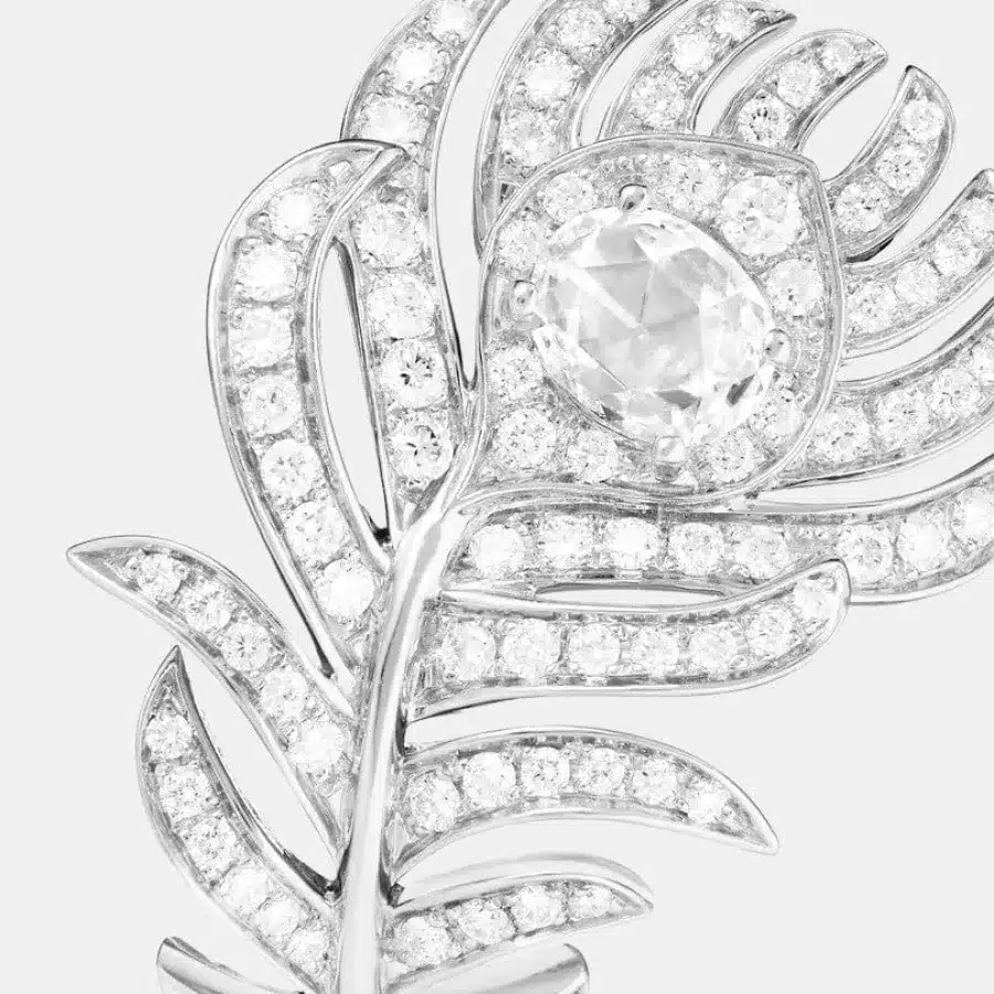 Boucles d'oreilles Plume de Paon Boucheron en or blanc, bijou d’occasion en très bon état