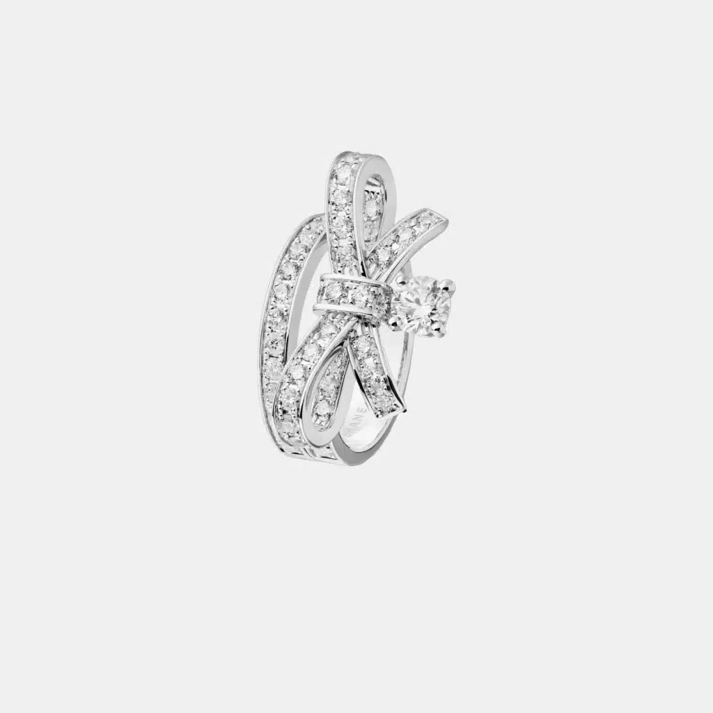 Bague Ruban Chanel en or blanc, bijou d’occasion en très bon état