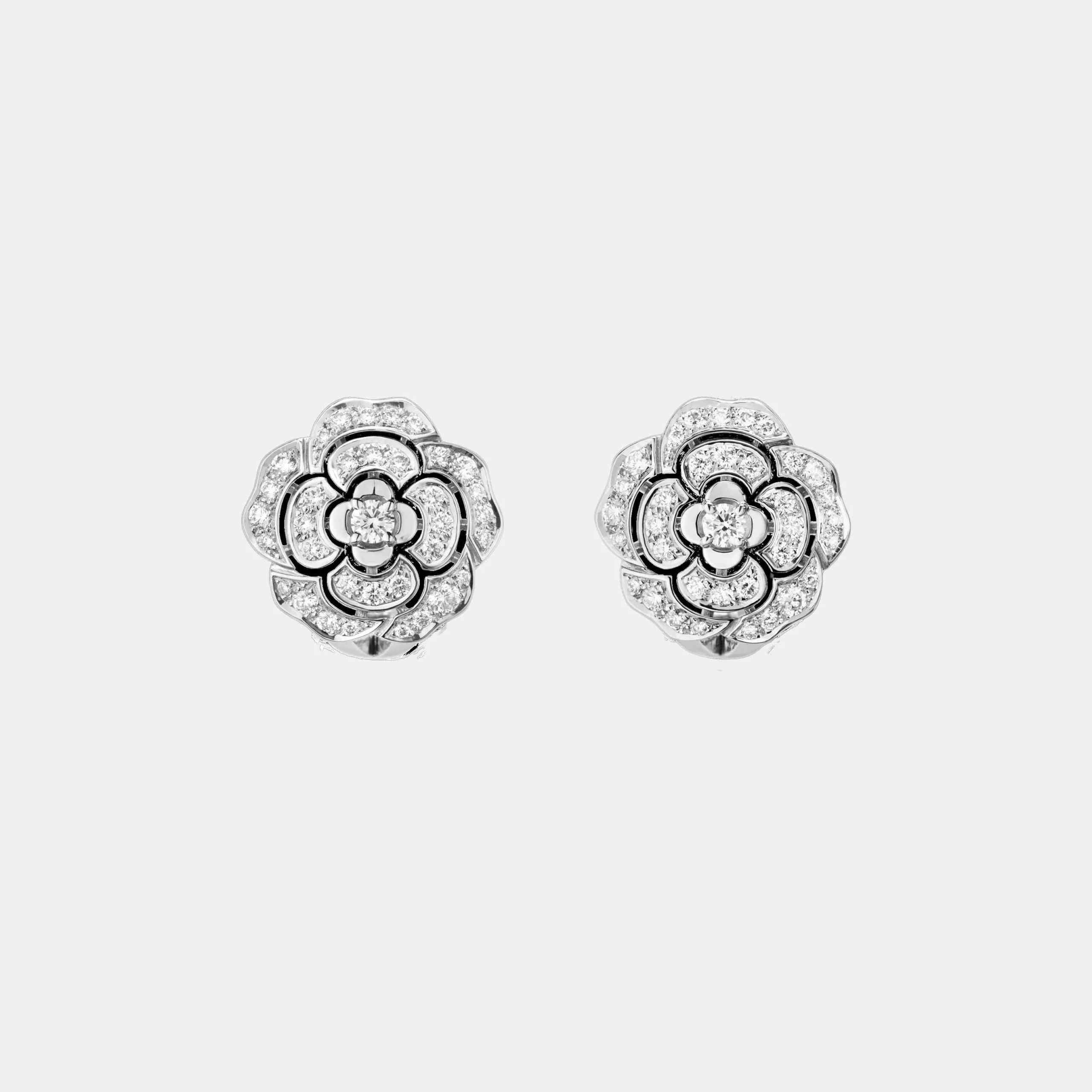 Boucles d’oreilles Camélia Chanel en or blanc, diamant