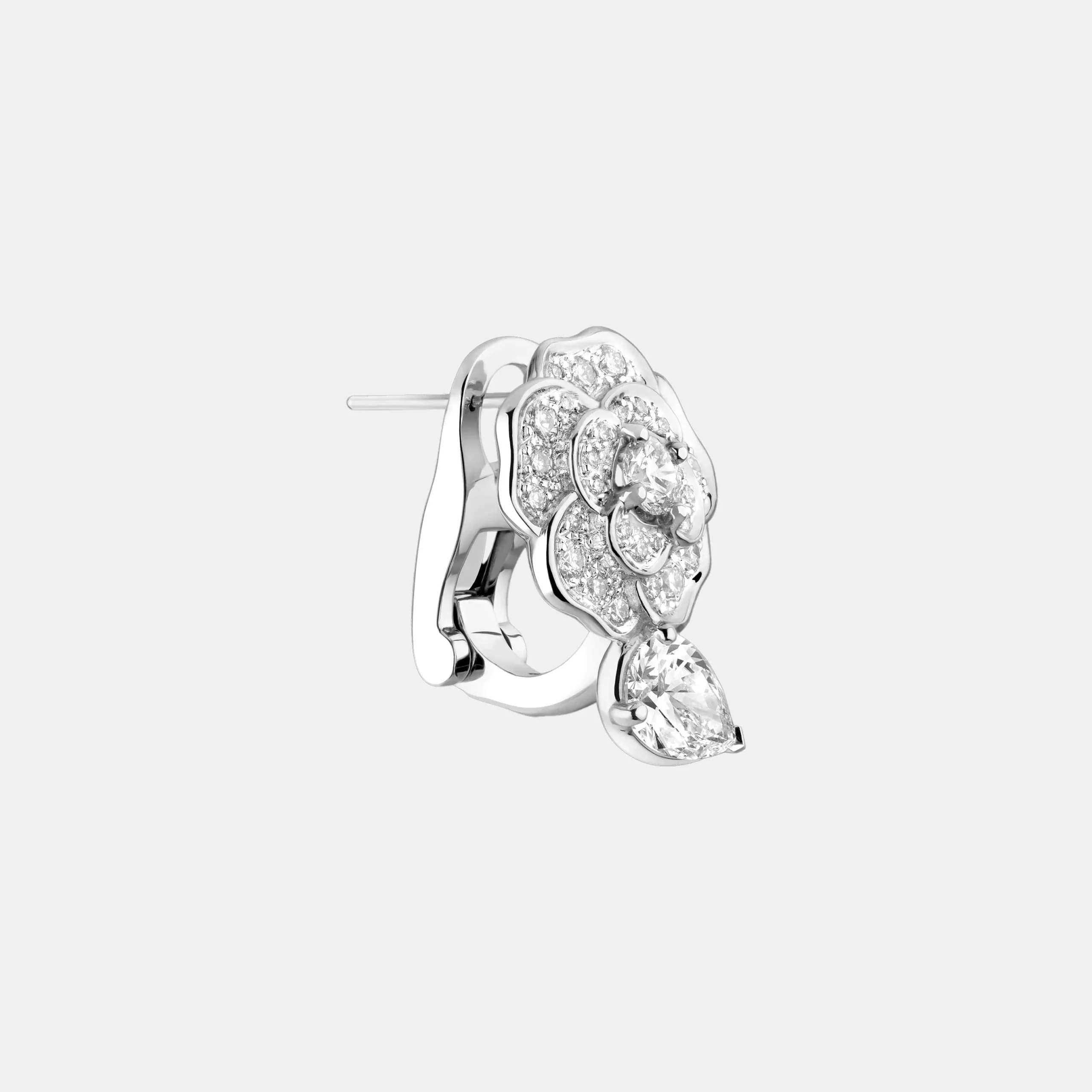 Boucles d’oreilles Camélia Chanel en or blanc, mixte