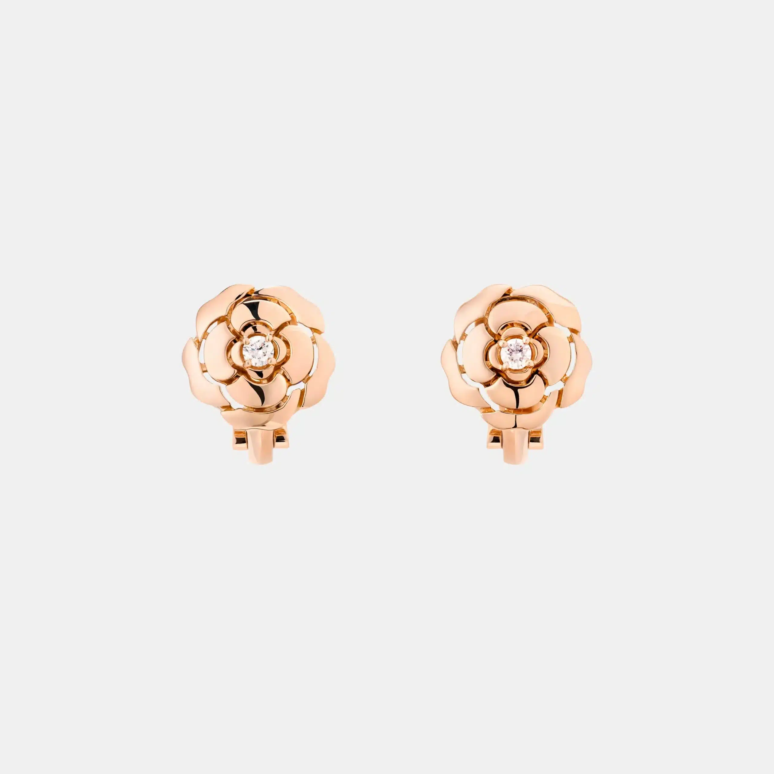 Boucles d’oreilles Camélia Chanel en or rose, diamant