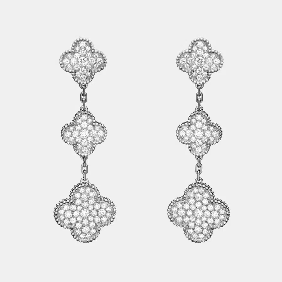 Boucles d'oreilles Magic Alhambra Van Cleef & Arpels en or blanc, diamant 4.26ct — photographie du modèle, cote d’occasion GOLDMARKET