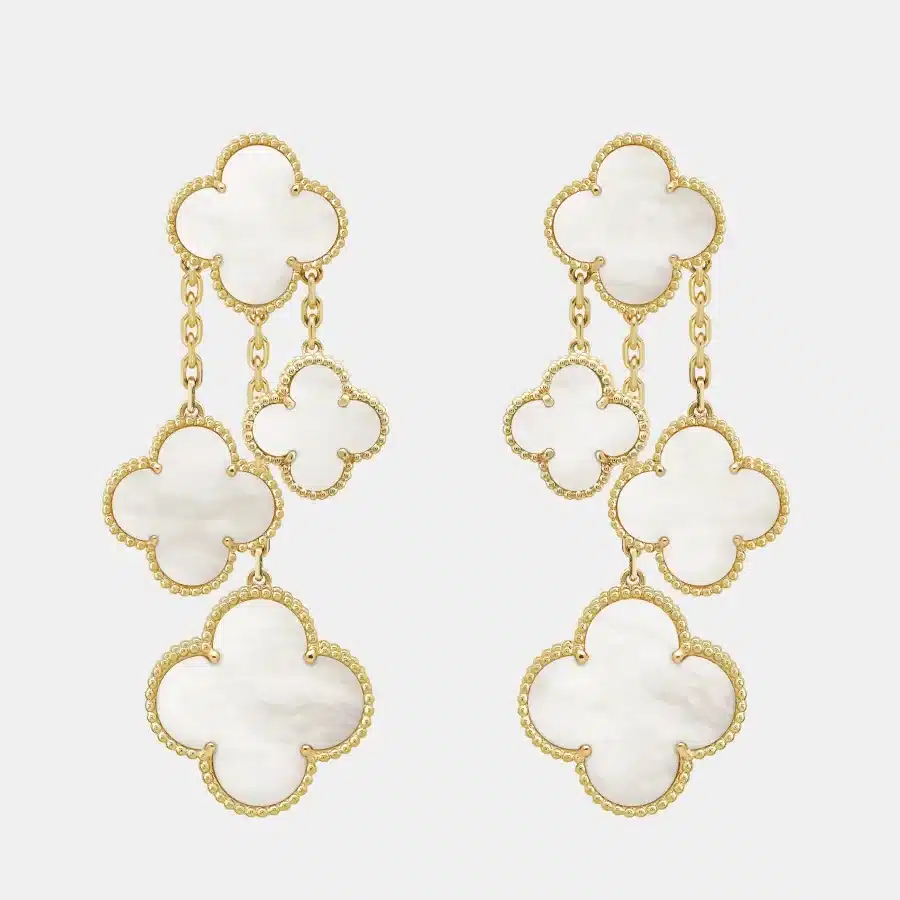 Boucles d'oreilles Magic Alhambra Van Cleef & Arpels en or jaune, perle 4 motifs — photographie du modèle, cote d’occasion GOLDMARKET