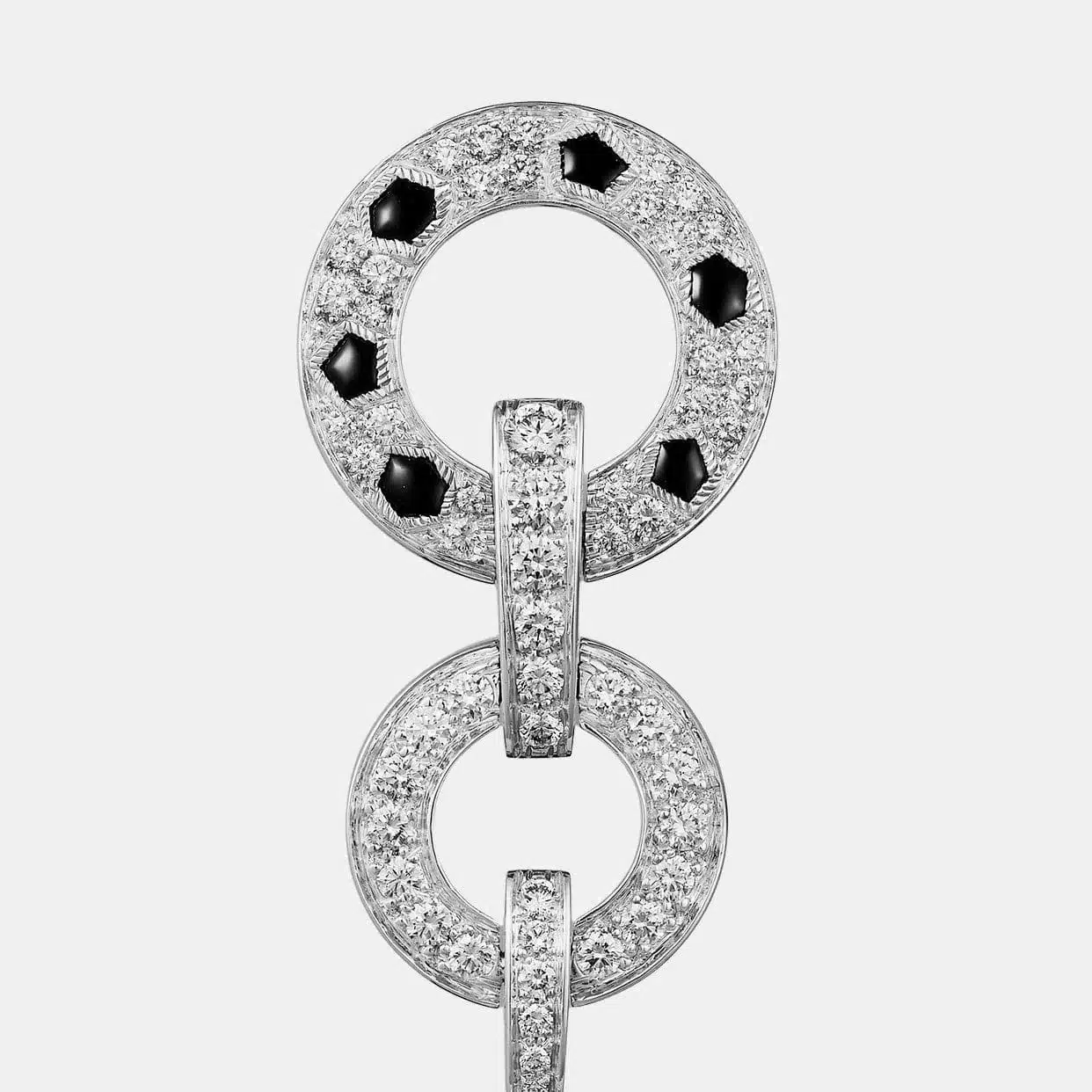 Boucles d'oreilles Panthère Cartier en or blanc, diamant — photographie du modèle, cote d’occasion GOLDMARKET