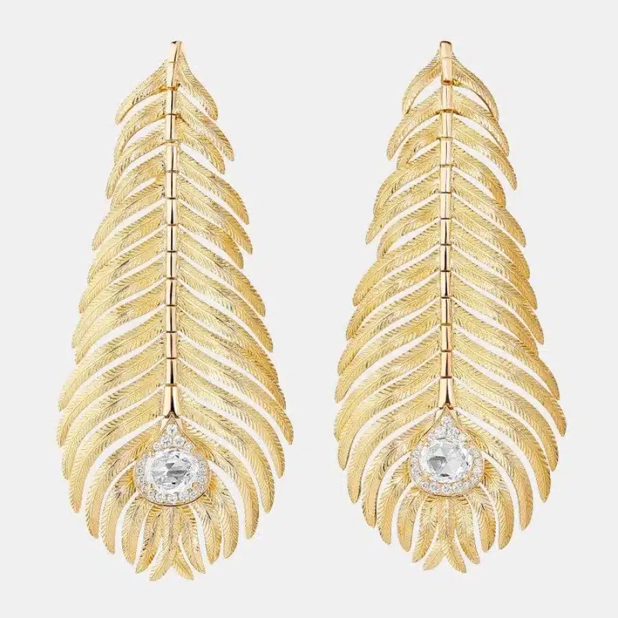 Boucles d'oreilles Plume de Paon Boucheron en or jaune, diamant 1.17ct — photographie du modèle, cote d’occasion GOLDMARKET
