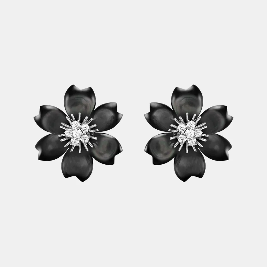 Boucles d'oreilles Rose de Noël Van Cleef & Arpels en or jaune, bijou d’occasion en très bon état