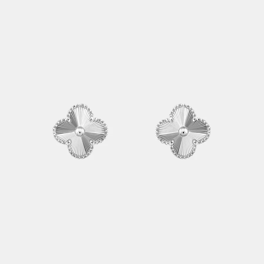 Boucles d'oreilles Vintage Alhambra Van Cleef & Arpels en or blanc — photographie du modèle, cote d’occasion GOLDMARKET