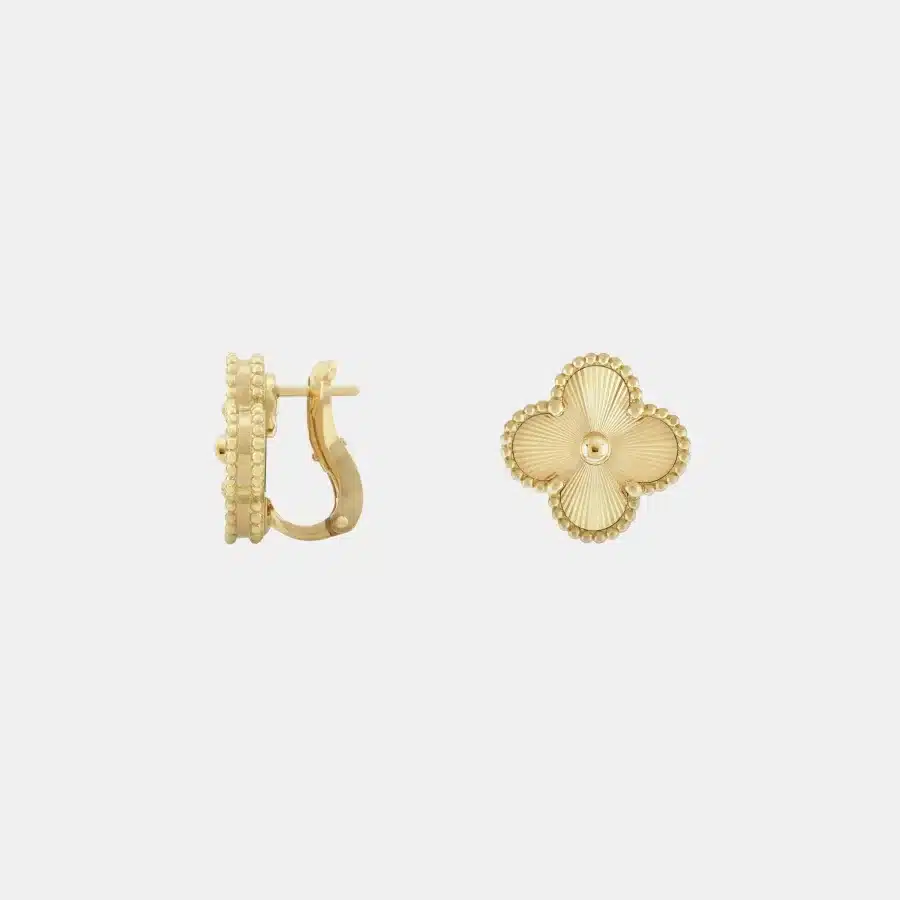 Boucles d'oreilles Vintage Alhambra Van Cleef & Arpels en or jaune — photographie du modèle, cote d’occasion GOLDMARKET