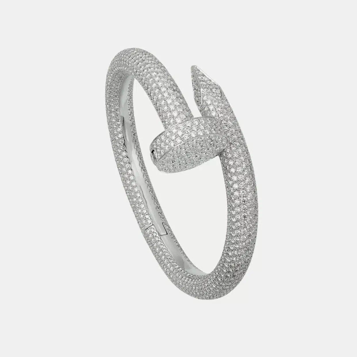 Bracelet Juste un Clou Cartier grand modèle en or gris, 1 752 diamants pavé — photographie du modèle, cote d’occasion GOLDMARKET