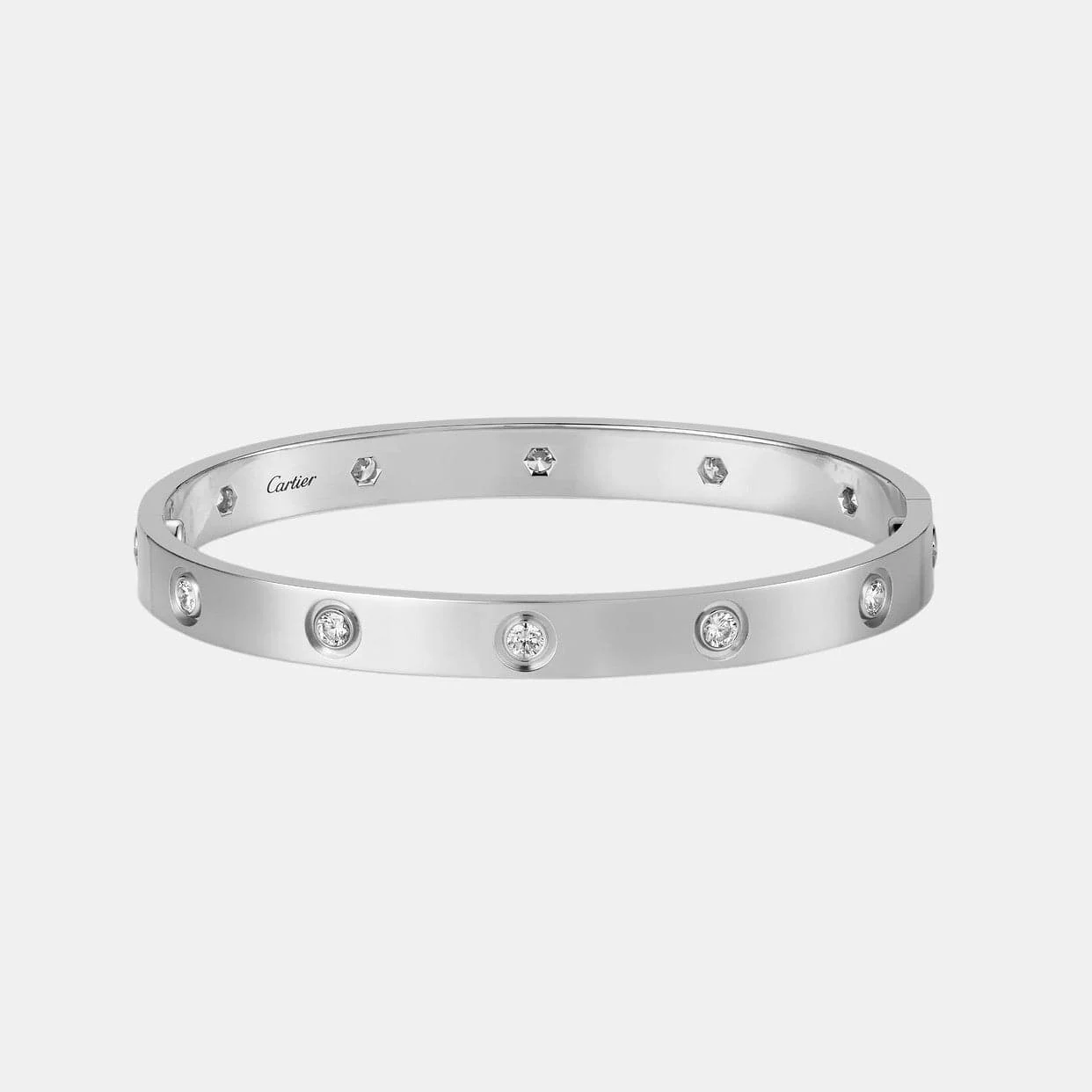 Bracelet Love Cartier en or gris, 10 diamants — photographie du modèle, cote d’occasion GOLDMARKET