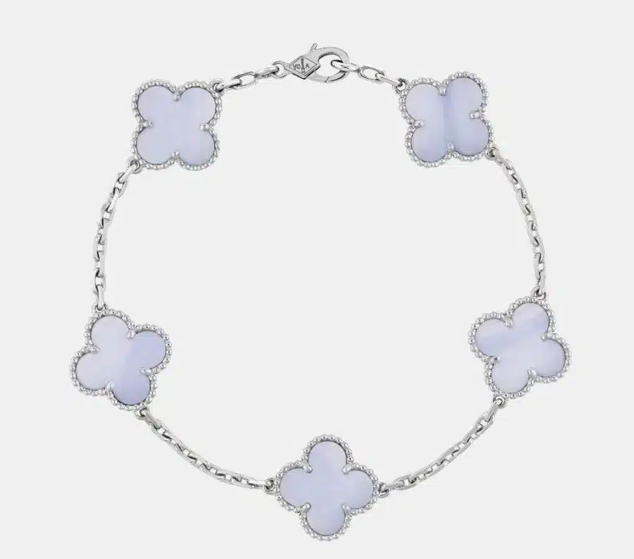 Bracelet Vintage Alhambra Van Cleef & Arpels en or blanc, calcédoine — photographie du modèle, cote d’occasion GOLDMARKET