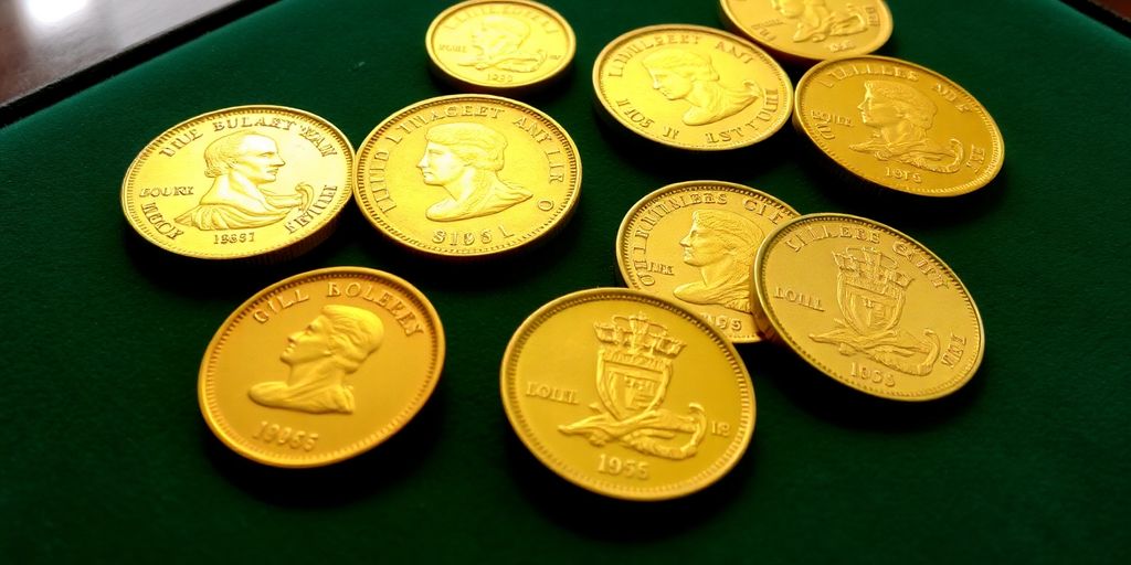 Collection de pièces de Napoléon en or sur velours.