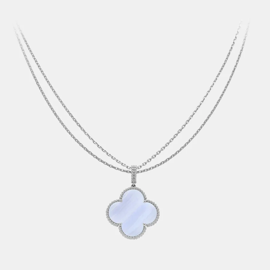 Collier Magic Alhambra Van Cleef & Arpels en or blanc, calcédoine — photographie du modèle, cote d’occasion GOLDMARKET