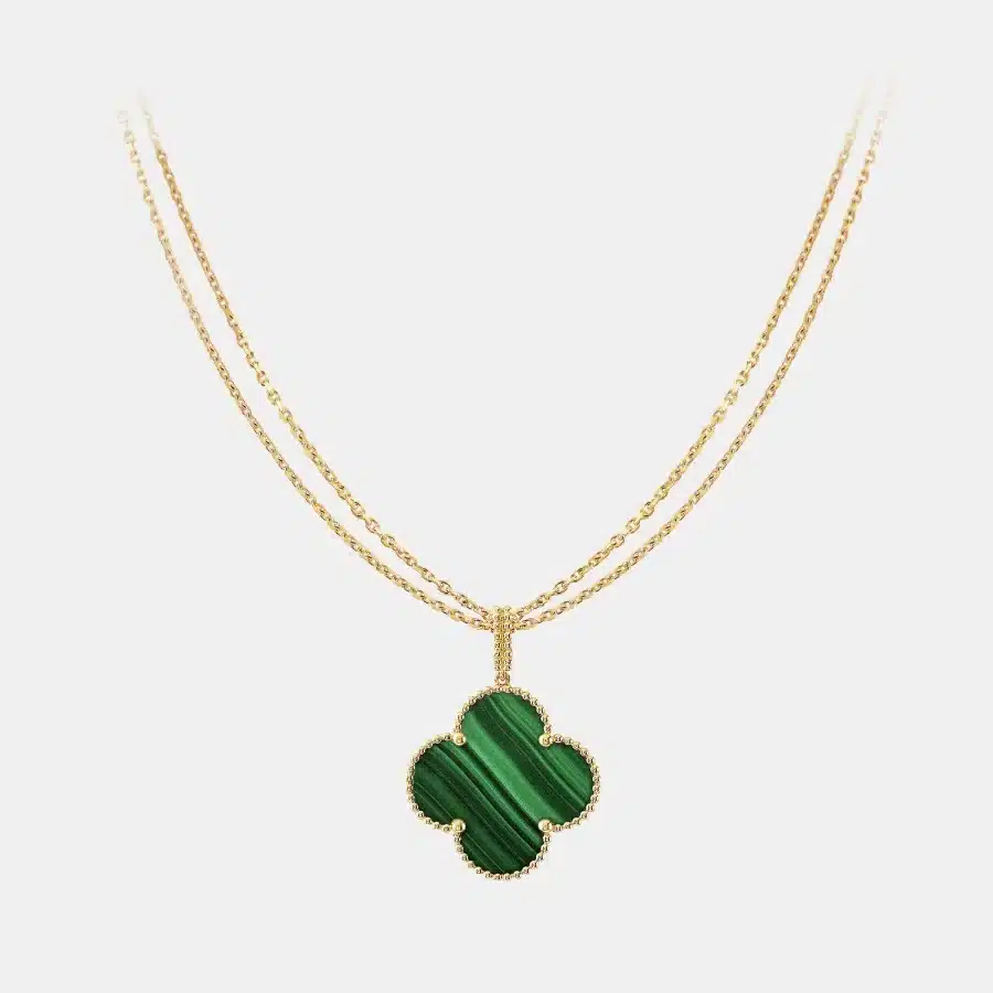 Collier Magic Alhambra Van Cleef & Arpels en or jaune, malachite 1ct — photographie du modèle, cote d’occasion GOLDMARKET
