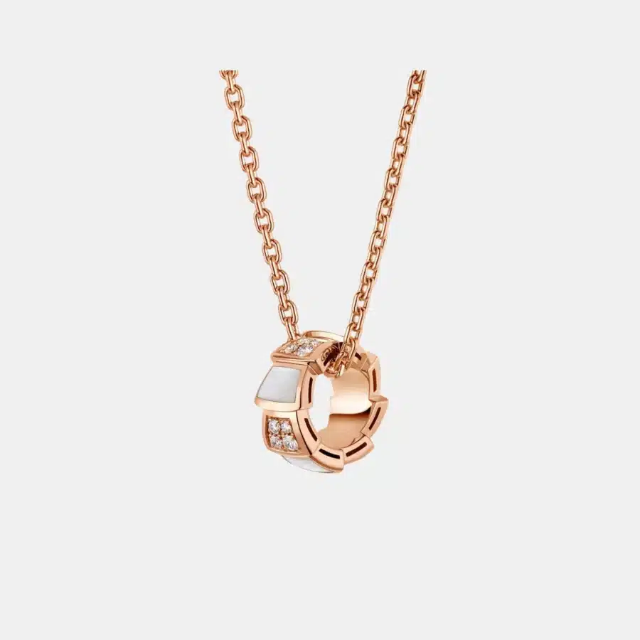 Collier Serpenti Viper Bulgari en or rose, perle — photographie du modèle, cote d’occasion GOLDMARKET