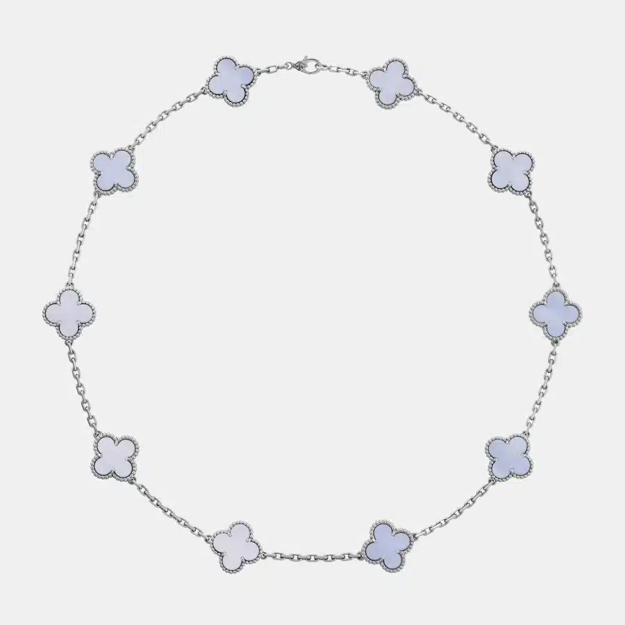 Collier Vintage Alhambra Van Cleef & Arpels en or blanc, calcédoine 10 motifs — photographie du modèle, cote d’occasion GOLDMARKET