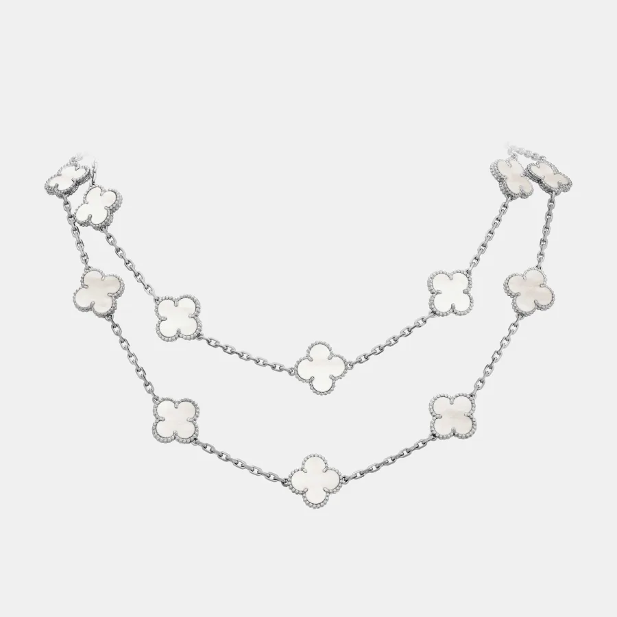 Collier Vintage Alhambra Van Cleef & Arpels en or blanc, perle 20 motifs — photographie du modèle, cote d’occasion GOLDMARKET