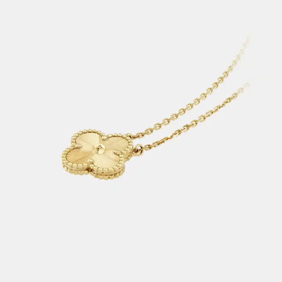 Collier Vintage Alhambra Van Cleef & Arpels en or jaune — photographie du modèle, cote d’occasion GOLDMARKET