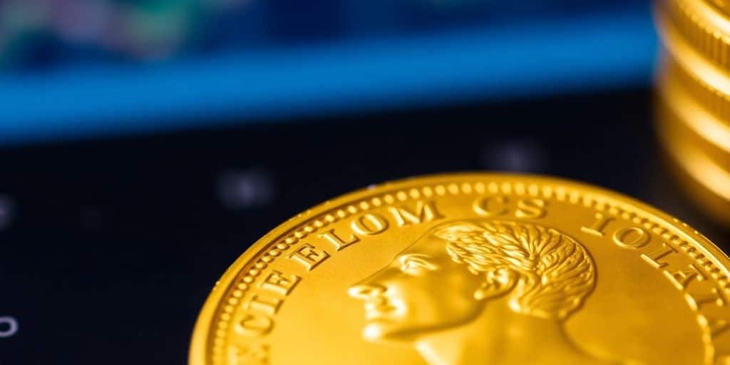 Monnaie en or Napoléon sur fond flou.