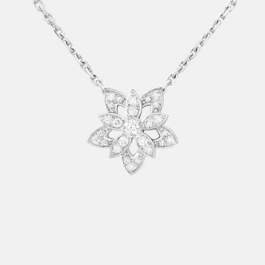 Pendentif Lotus Van Cleef & Arpels en or blanc, diamant 0.16ct — photographie du modèle, cote d’occasion GOLDMARKET