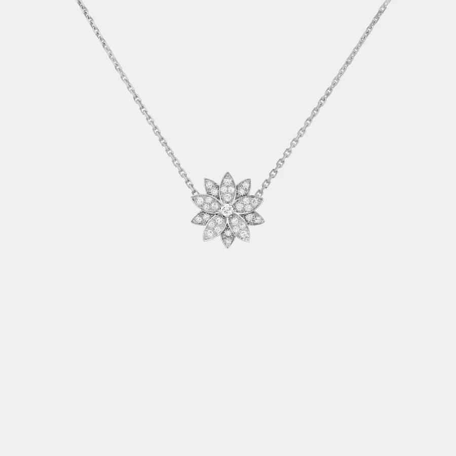 Pendentif Lotus Van Cleef & Arpels en or blanc, diamant 0.46ct — photographie du modèle, cote d’occasion GOLDMARKET