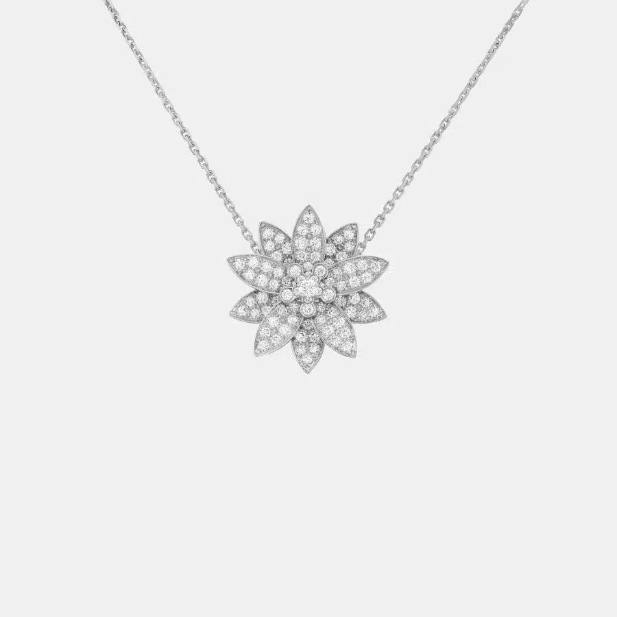 Pendentif Lotus Van Cleef & Arpels en or blanc, diamant 1.65ct — photographie du modèle, cote d’occasion GOLDMARKET