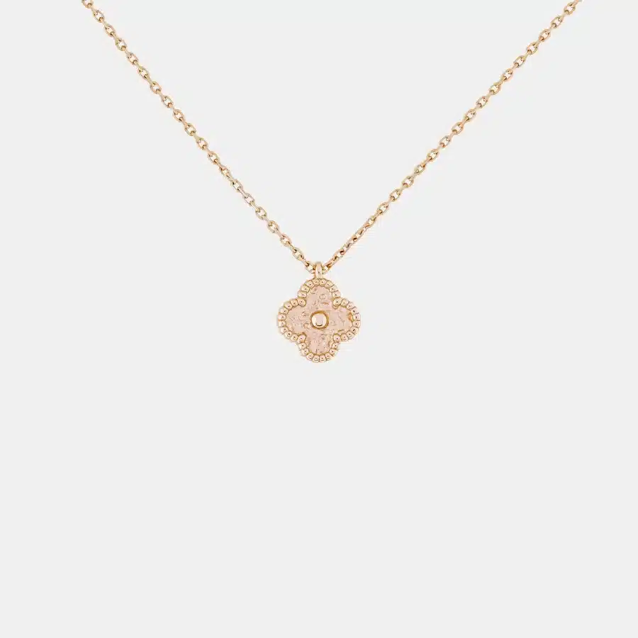 Pendentif Sweet Alhambra Van Cleef & Arpels en or rose — photographie du modèle, cote d’occasion GOLDMARKET