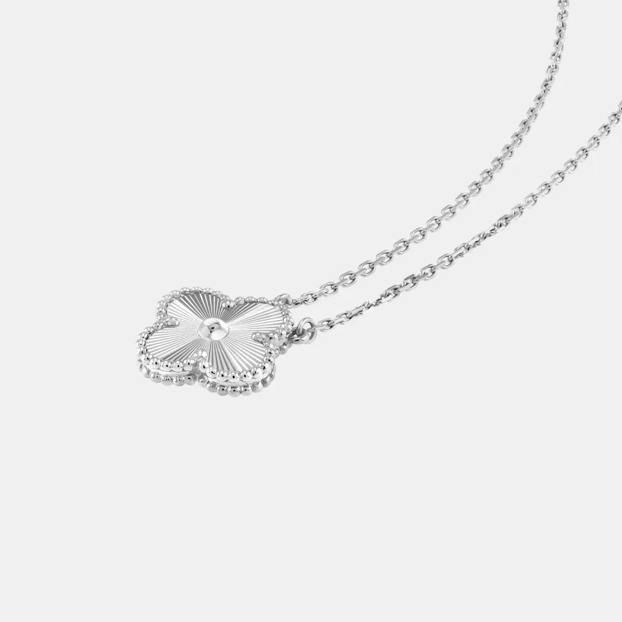 Pendentif Vintage Alhambra Van Cleef & Arpels en or blanc — photographie du modèle, cote d’occasion GOLDMARKET