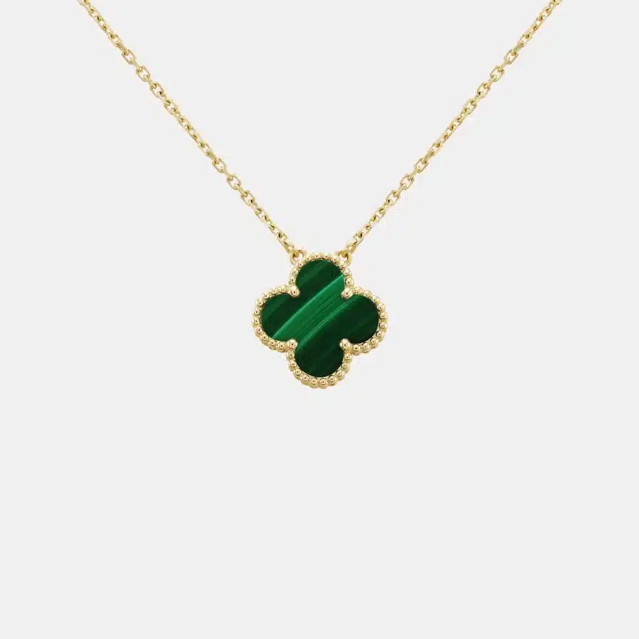Pendentif Vintage Alhambra Van Cleef & Arpels en or jaune, malachite — photographie du modèle, cote d’occasion GOLDMARKET