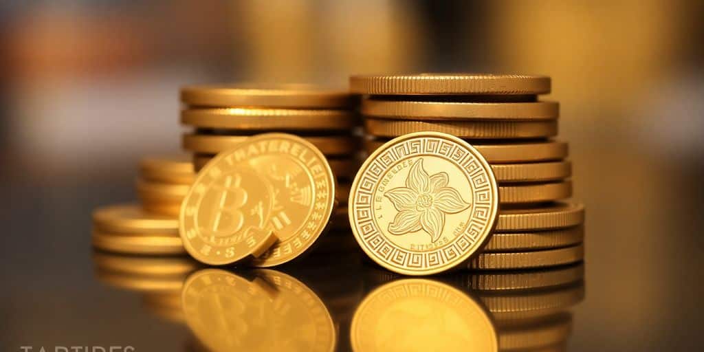 Pièces d'or empilées avec une lumière douce.